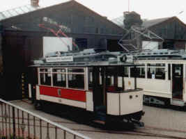 Museumsfahrzeuge vor den "neuen" Wagenhallen