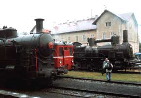 Lokomotiven vor dem kleinen Museum in Křimov