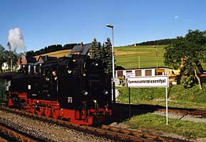 Mond trifft Flugzeug und den ersten Zug