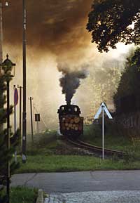 Mit den letzten Strahlen der Sonne entschwindet der Zug...