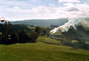 links an der Bildkante der Auersberg