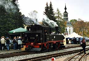 Das Bierzelt stört etwas beim Blick auf die Kirche, aber schließlich war Bahnhofsfest!
