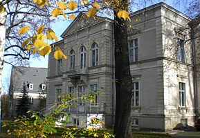 Kaßbergvilla mit dem Neubau des Pionierhauses im Hintergrund