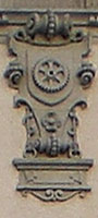 Zahnrad am Verwaltungsgebäude