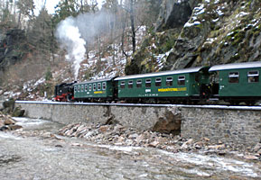 Bahnhofseinfahrt Rabenau, 99 1771-7 mit Rekowagen