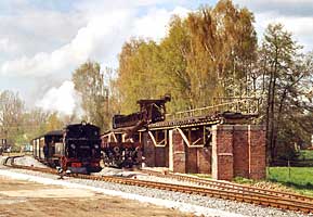 Auch landschaftlich reizvoll, die Feldbahnschauanlage im Frühling