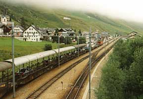 Autotransportzug in Realp (1998)