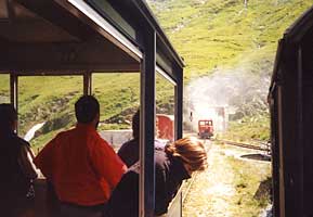 Die Diesellok verschwindet im verqualmten Tunnel (2000)