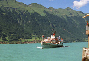 Weißes Dampfschiff auf blaugrünem Aarewasser, 1998