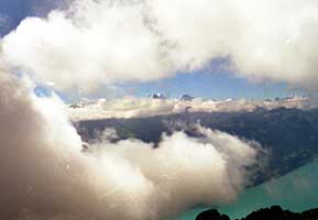 Die Gipfel von Eiger, Mönch und Jungfrau über dem Wolkenmeer, 1998