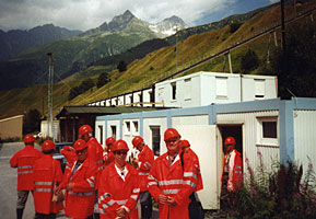 Nicht die freiwillige Feuerwehr, sondern die Besucher in Wetterjacke sind in der Nähe der Talstation der Standseilbahn zu sehen.