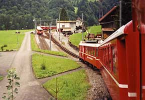 In Obermatt warten zwei Züge auf unseren Zug