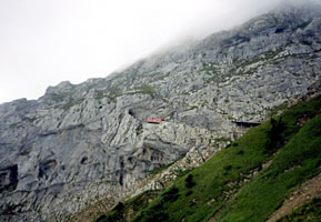 Wagen zwischen Rosegg und Esel-Tunnel