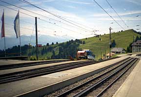 Staffel: Ankunft "Schwerlasttransport", im Hintergrund Rotstock und die Kette der Alpengipfel