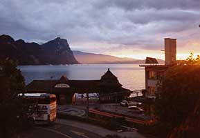 Im Abendlicht vor dem Bürgenstock eine Parade der SGV