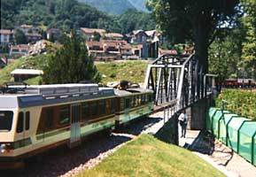 Imposante Mini-Bauwerke, die Person unter der Brücke gibt eine Vorstellung von der Größe.
