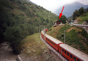 Der Zug hat Neubrück passiert und setzt seinen Weg nach Visp fort.