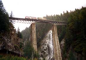 Güterzüge auf dem Viadukt (2000)