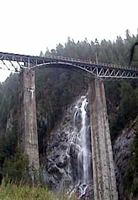 Brücke im Regen