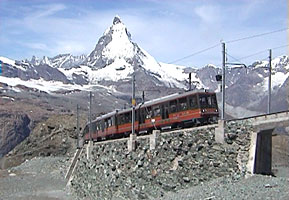 Bhe 4/8 vor dem Berg aus Gneis (2000)