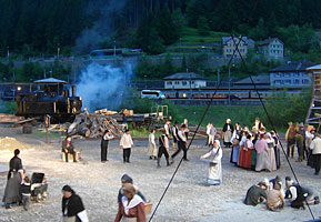 Dampflok gleichberechtigt neben den Schauspielern und Statisten