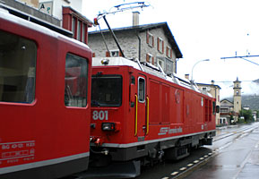auf regennasser Straße in Le Prese