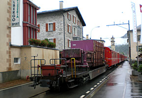 "Straßenbahn" mit Güterwagen