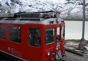 Anfang Juli 2008, die Felsen am gegenüberliegenden Ufer des Lago Bianco sind verschneit
