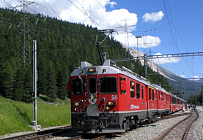 Bernina Expreß beim Halt in Cavaglia