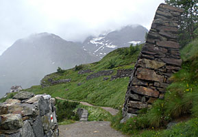 Bergwanderweg entlang der Steinmauern