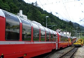 Knick im Zug, die Triebwagen sind schon in der Steigung