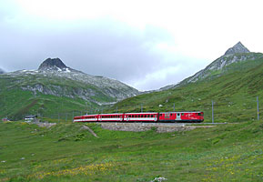 Deh 4/4 II mit einem Pendelzug Andermatt-Disentis