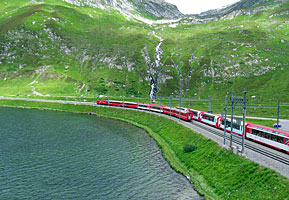 eine alte und eine neue Glacierkomposition treffen sich im Bahnhof Oberalppaß