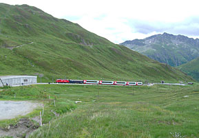 hinter der Lok wird der blaue Gourmino-Speisewagen mitgeführt