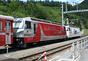 selten: zwei Ge 4/4 III vor dem Regio Expreß