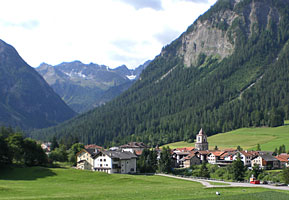 Bergün/Bravougn mit seiner Wehrkirche