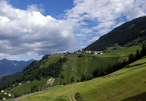Sonniges Bergdorf Latsch