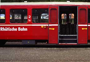 Pendelzug Filisur-Davos 1992 am Bahnsteig 3 von Filisur