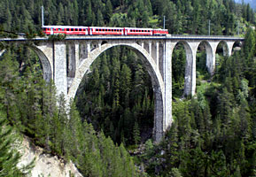 Brücke für Eisenbahn und Fußgänger