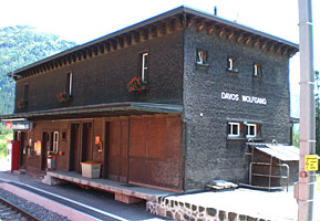 Holzschindeln am Bahnhof